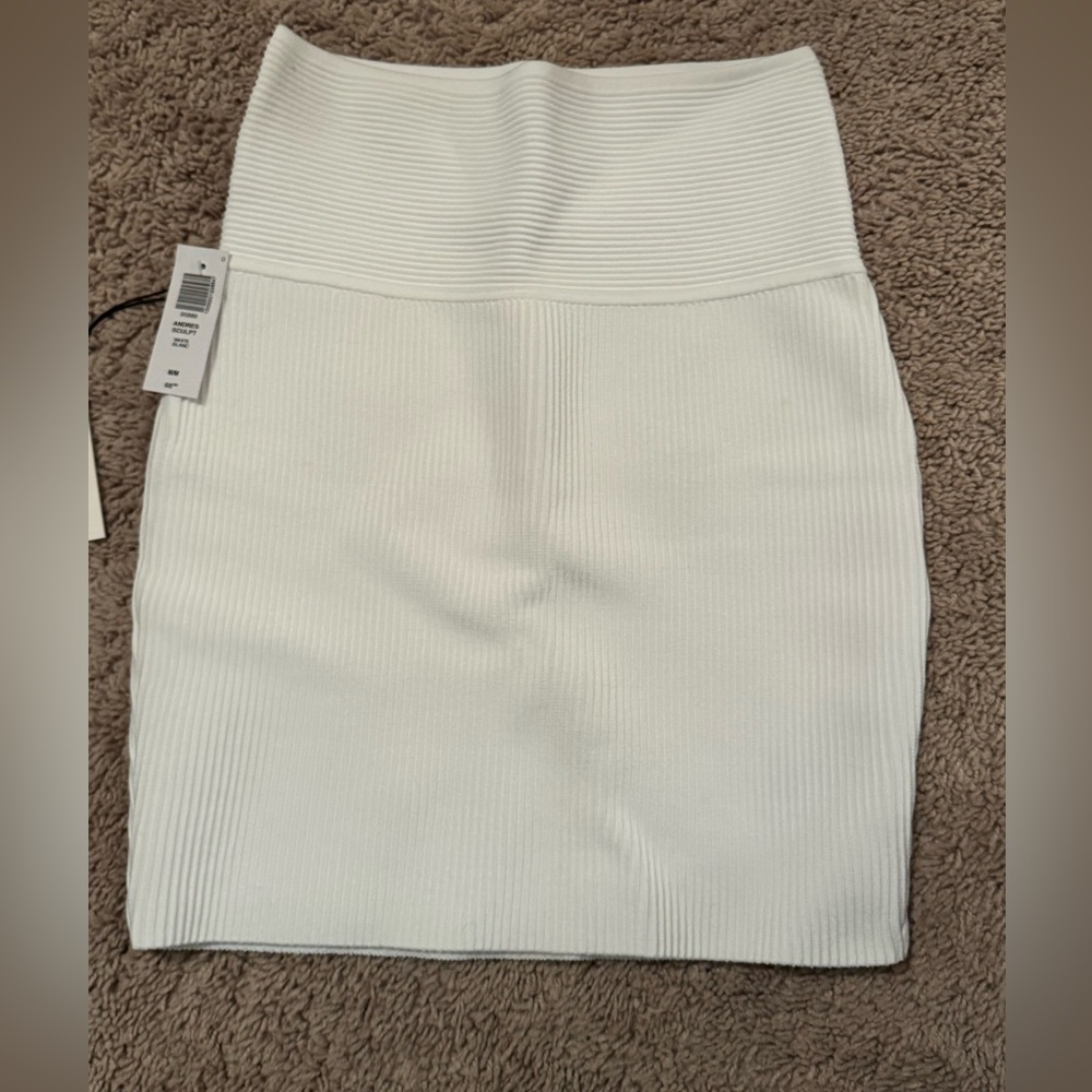 Babaton Andres Sculpt skirt size Med